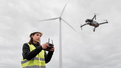 Önvezető drón szállít alkatrészeket egy tengeri szélturbina tetejére